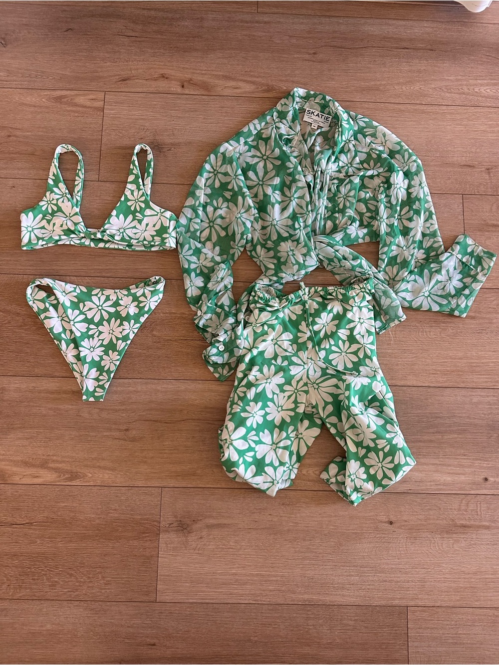 Skatie Georgia Green and White Floral Bikini & CoverUp Set Sz Medium/Small